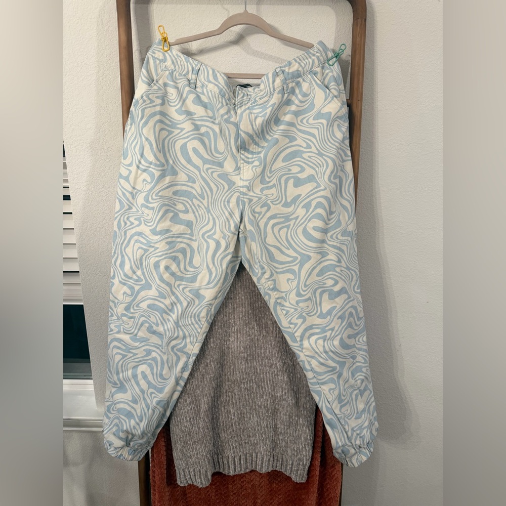Swirl Patterned jogger Pants in Blue and White